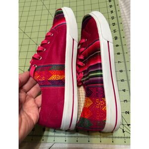 Inkkas vibrant color low-top sneakers, NEW, Size Women’s 10, FIT LIKE A 9